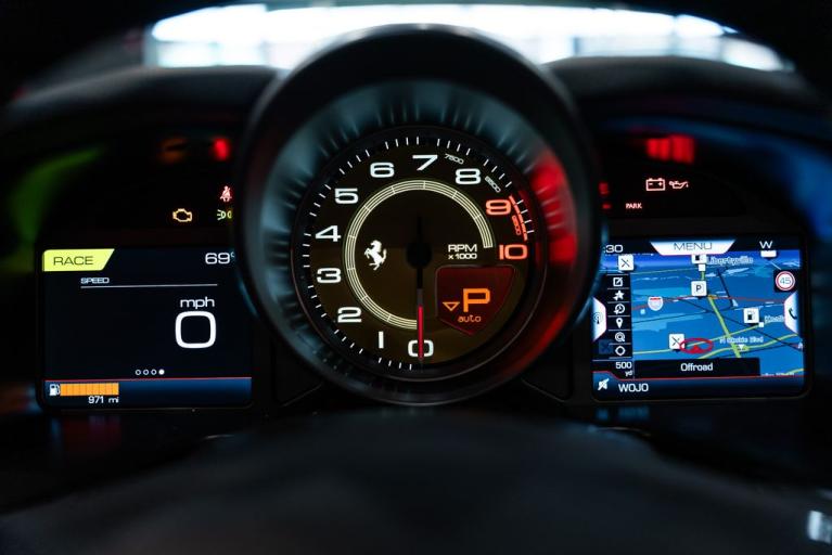 http://www.koenigseggchicago.com/galleria_images/159/159_p30_f.jpg