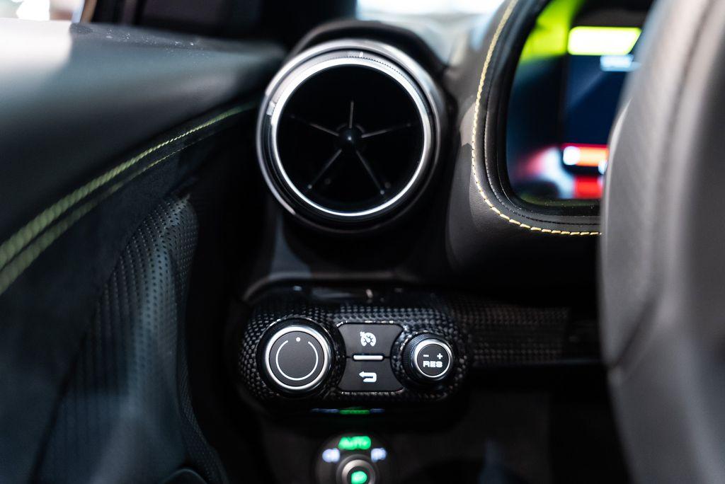 http://www.koenigseggchicago.com/galleria_images/159/159_p34_l.jpg