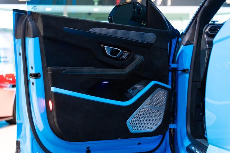 http://www.koenigseggchicago.com/galleria_images/160/160_p12_f.jpg