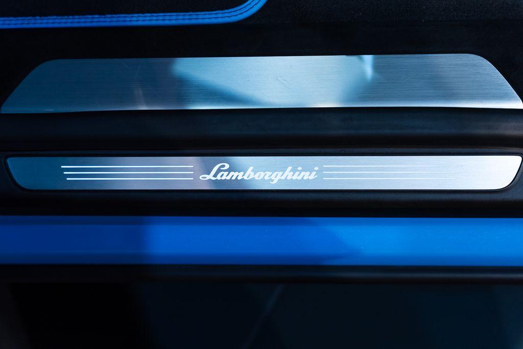 http://www.koenigseggchicago.com/galleria_images/160/160_p13_l.jpg