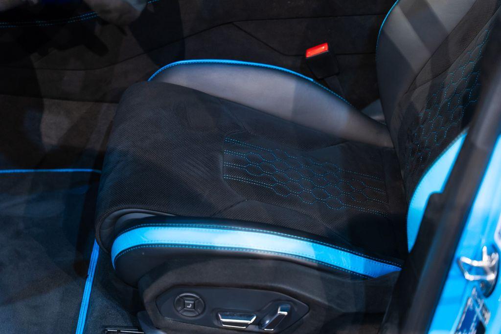 http://www.koenigseggchicago.com/galleria_images/160/160_p14_l.jpg