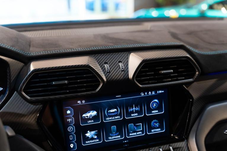http://www.koenigseggchicago.com/galleria_images/160/160_p19_f.jpg
