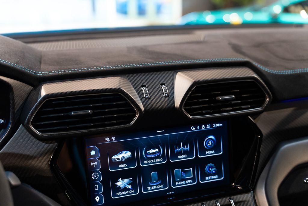 http://www.koenigseggchicago.com/galleria_images/160/160_p19_l.jpg