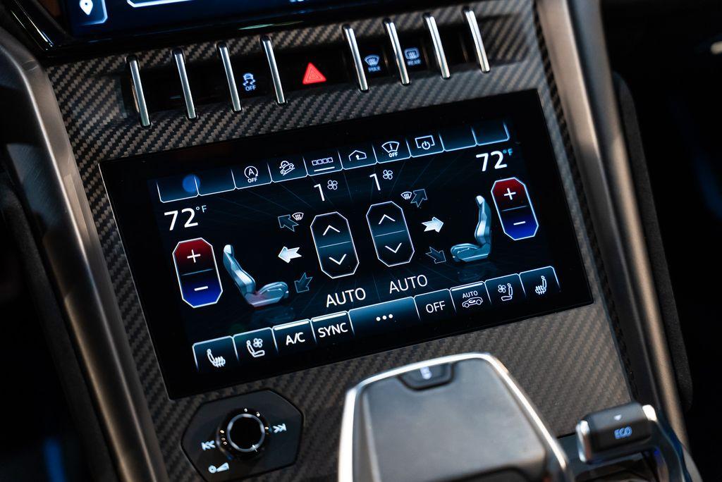 http://www.koenigseggchicago.com/galleria_images/160/160_p23_l.jpg