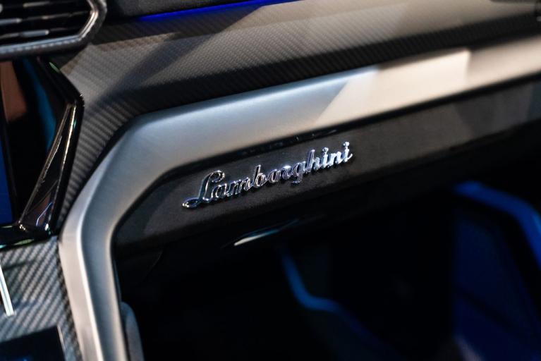 http://www.koenigseggchicago.com/galleria_images/160/160_p30_f.jpg