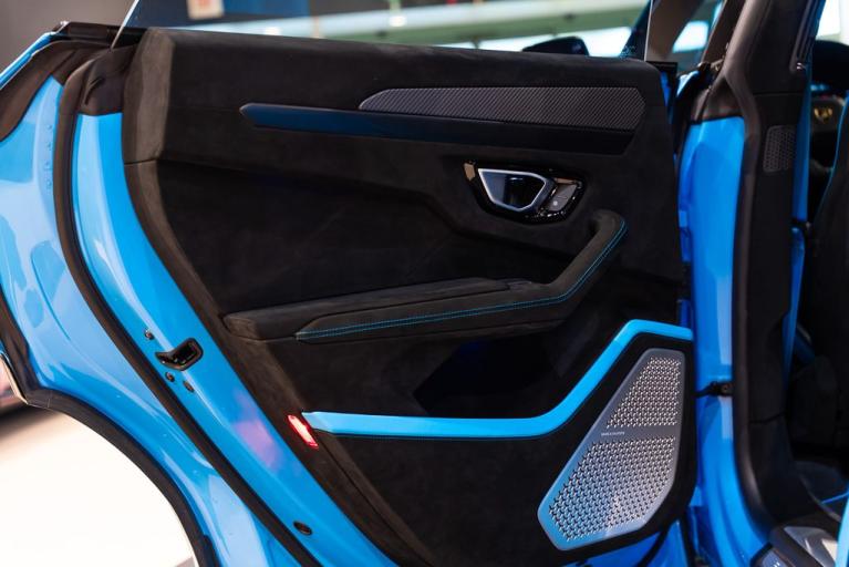 http://www.koenigseggchicago.com/galleria_images/160/160_p31_f.jpg
