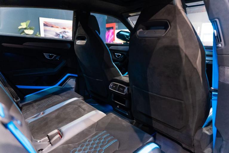 http://www.koenigseggchicago.com/galleria_images/160/160_p37_f.jpg