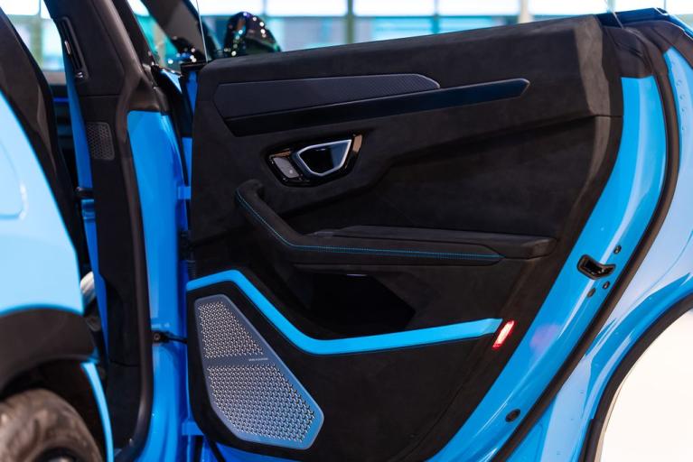 http://www.koenigseggchicago.com/galleria_images/160/160_p38_f.jpg