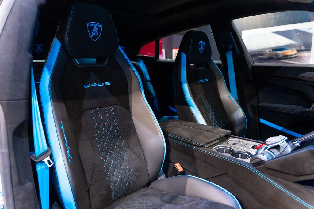 http://www.koenigseggchicago.com/galleria_images/160/160_p40_l.jpg