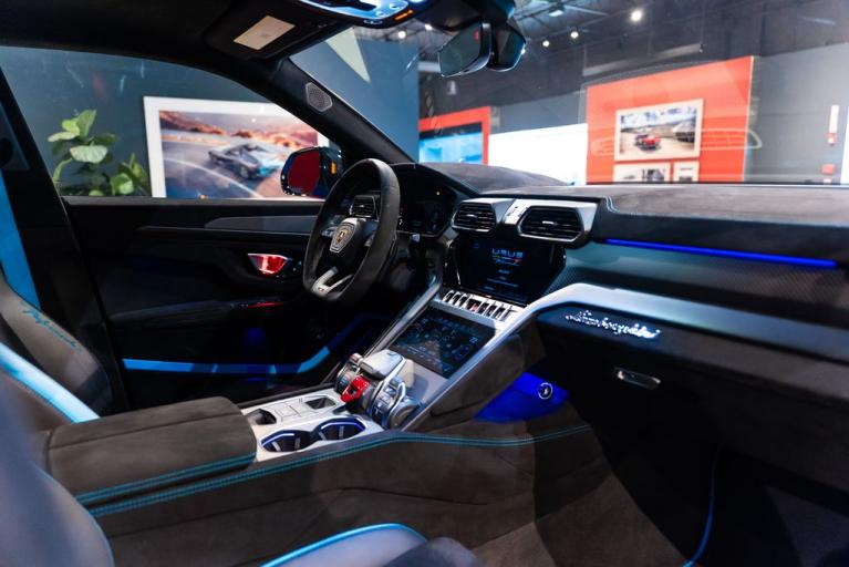 http://www.koenigseggchicago.com/galleria_images/160/160_p41_f.jpg