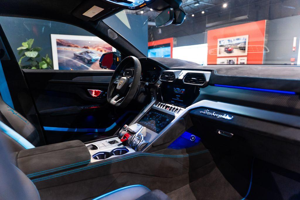 http://www.koenigseggchicago.com/galleria_images/160/160_p41_l.jpg