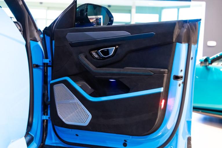 http://www.koenigseggchicago.com/galleria_images/160/160_p42_f.jpg