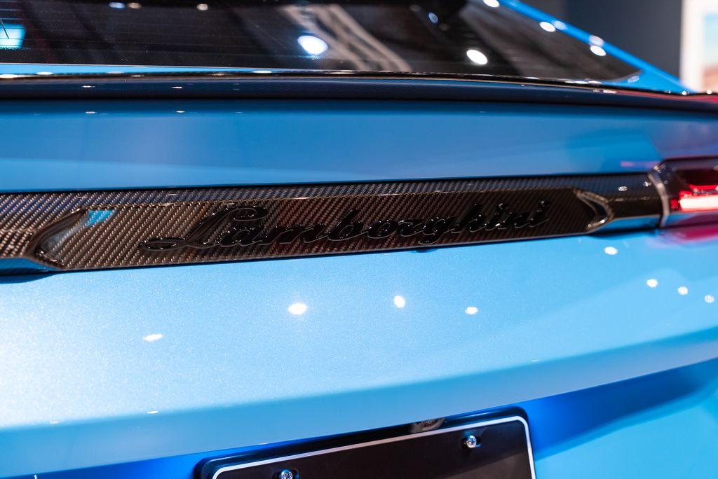 http://www.koenigseggchicago.com/galleria_images/160/160_p43_l.jpg
