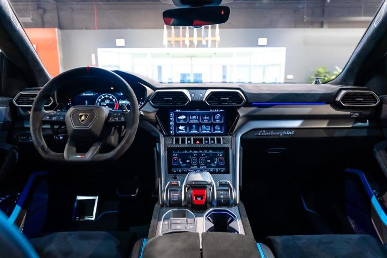 http://www.koenigseggchicago.com/galleria_images/160/160_p45_f.jpg