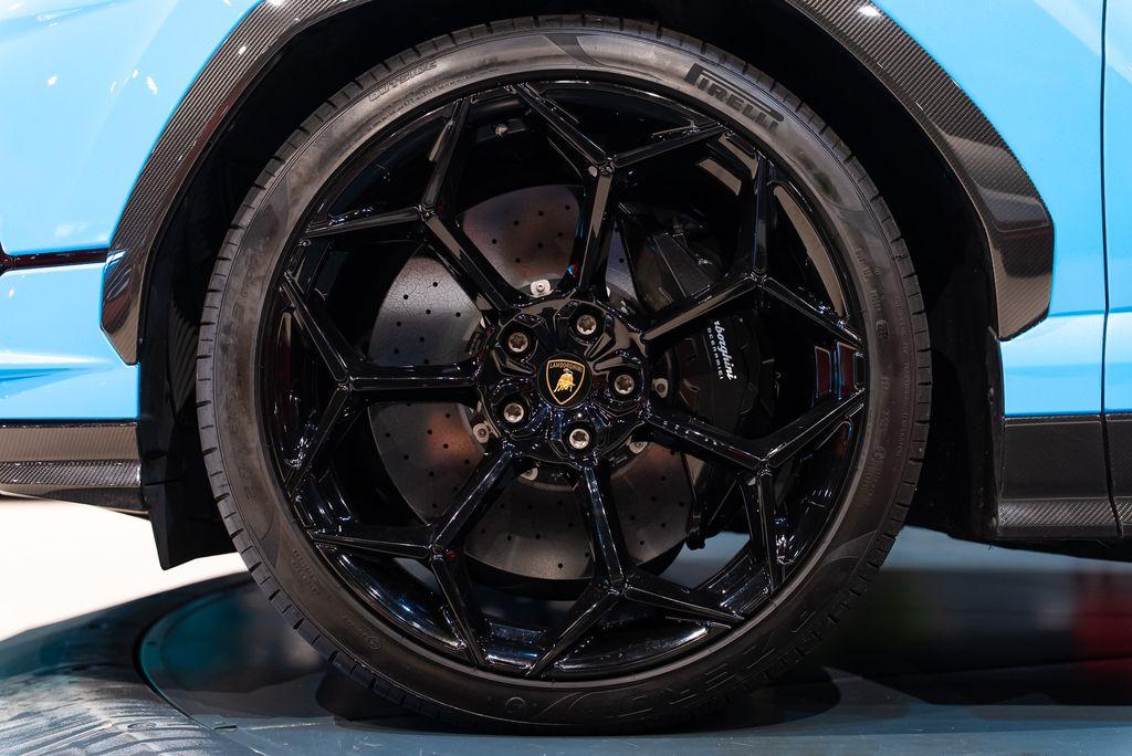 http://www.koenigseggchicago.com/galleria_images/160/160_p47_l.jpg