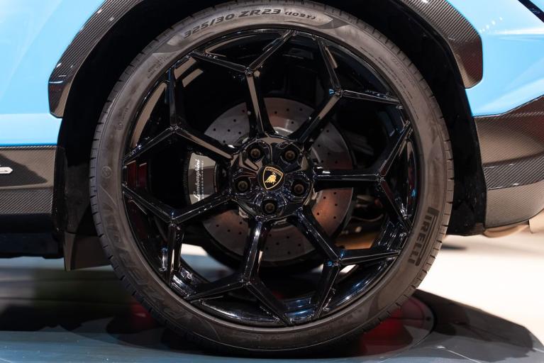 http://www.koenigseggchicago.com/galleria_images/160/160_p48_f.jpg
