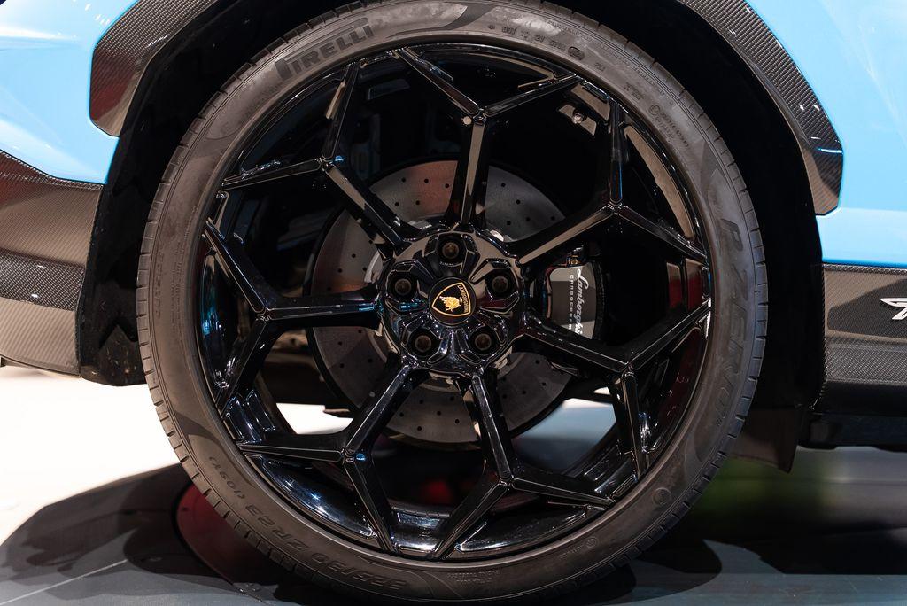 http://www.koenigseggchicago.com/galleria_images/160/160_p49_l.jpg
