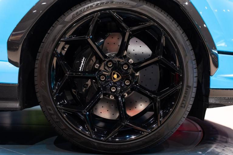 http://www.koenigseggchicago.com/galleria_images/160/160_p50_f.jpg