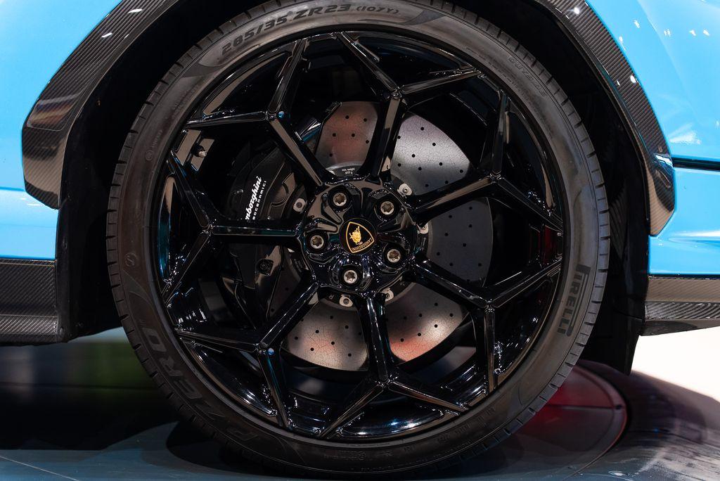 http://www.koenigseggchicago.com/galleria_images/160/160_p50_l.jpg