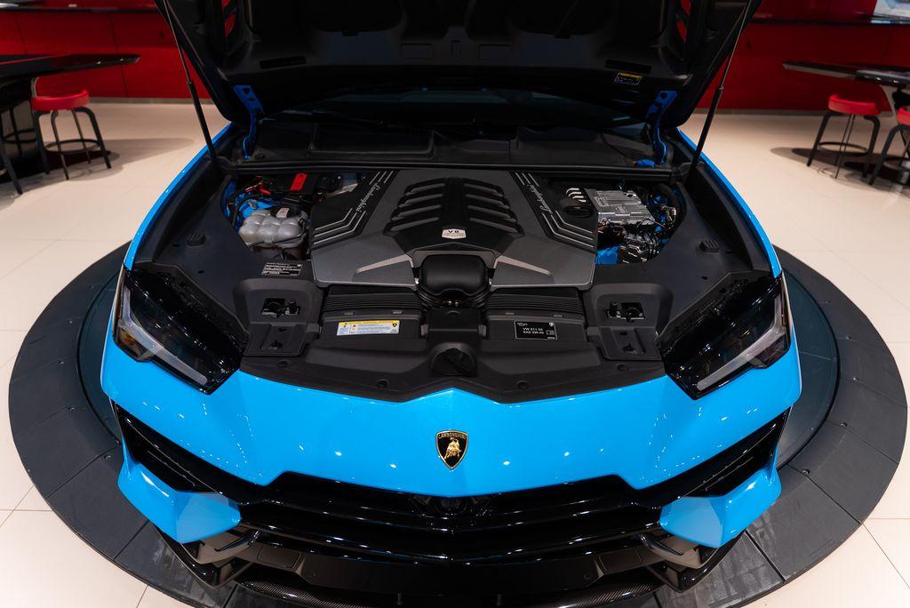 http://www.koenigseggchicago.com/galleria_images/160/160_p52_l.jpg