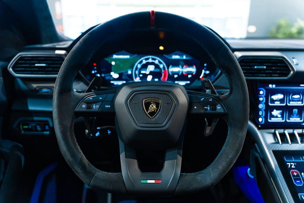 http://www.koenigseggchicago.com/galleria_images/160/160_p5_l.jpg