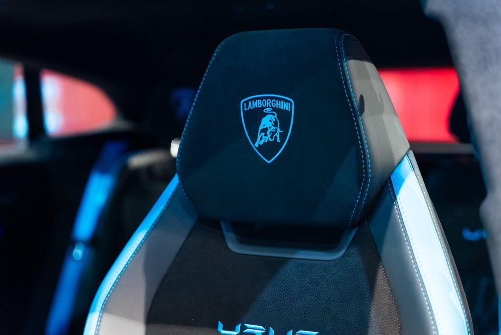 http://www.koenigseggchicago.com/galleria_images/160/160_p6_l.jpg