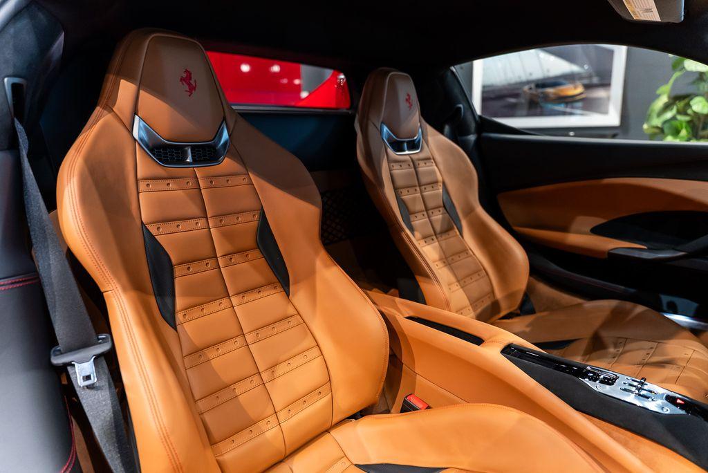 http://www.koenigseggchicago.com/galleria_images/161/161_p38_l.jpg