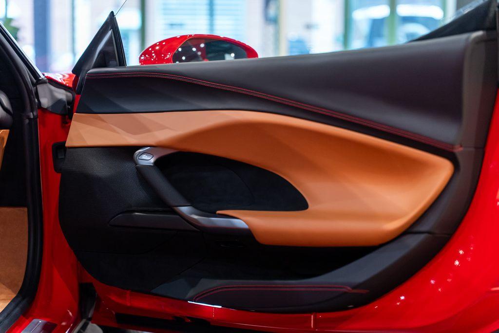 http://www.koenigseggchicago.com/galleria_images/161/161_p39_l.jpg
