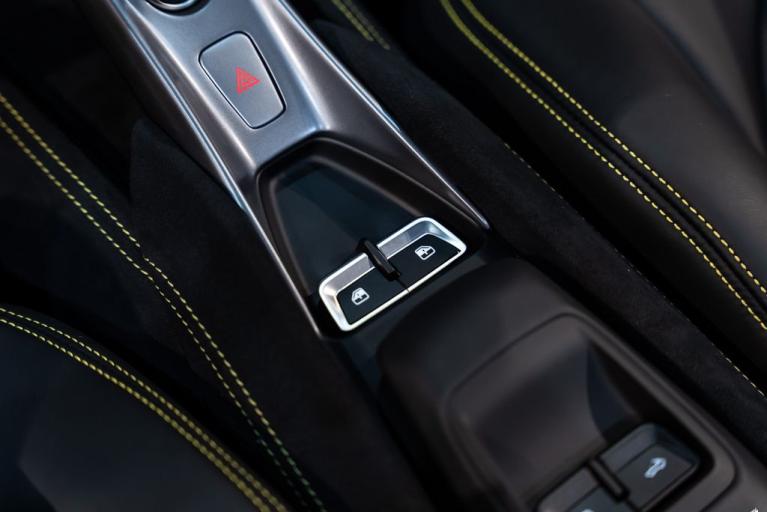 http://www.koenigseggchicago.com/galleria_images/162/162_p38_f.jpg