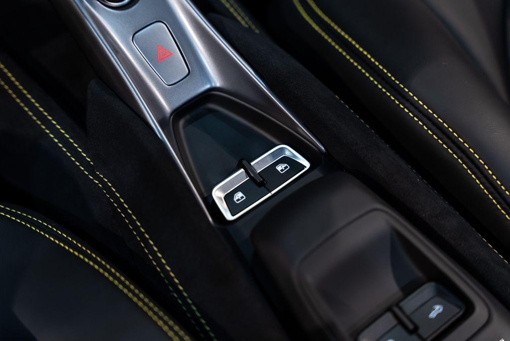 http://www.koenigseggchicago.com/galleria_images/162/162_p38_l.jpg