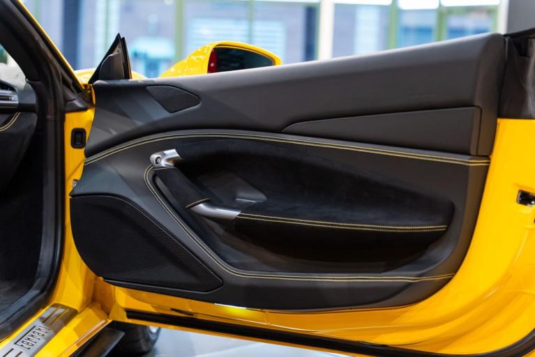 http://www.koenigseggchicago.com/galleria_images/162/162_p44_f.jpg