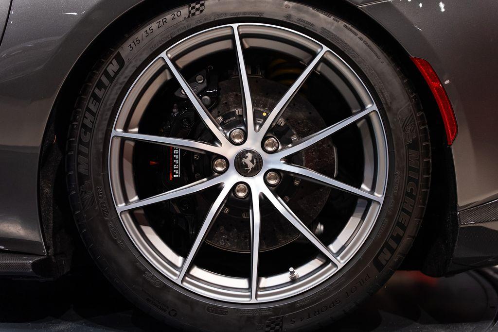 http://www.koenigseggchicago.com/galleria_images/163/163_p14_l.jpg