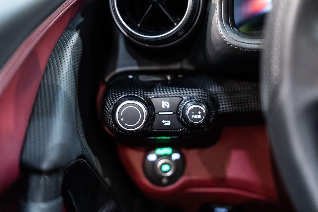 http://www.koenigseggchicago.com/galleria_images/163/163_p36_l.jpg