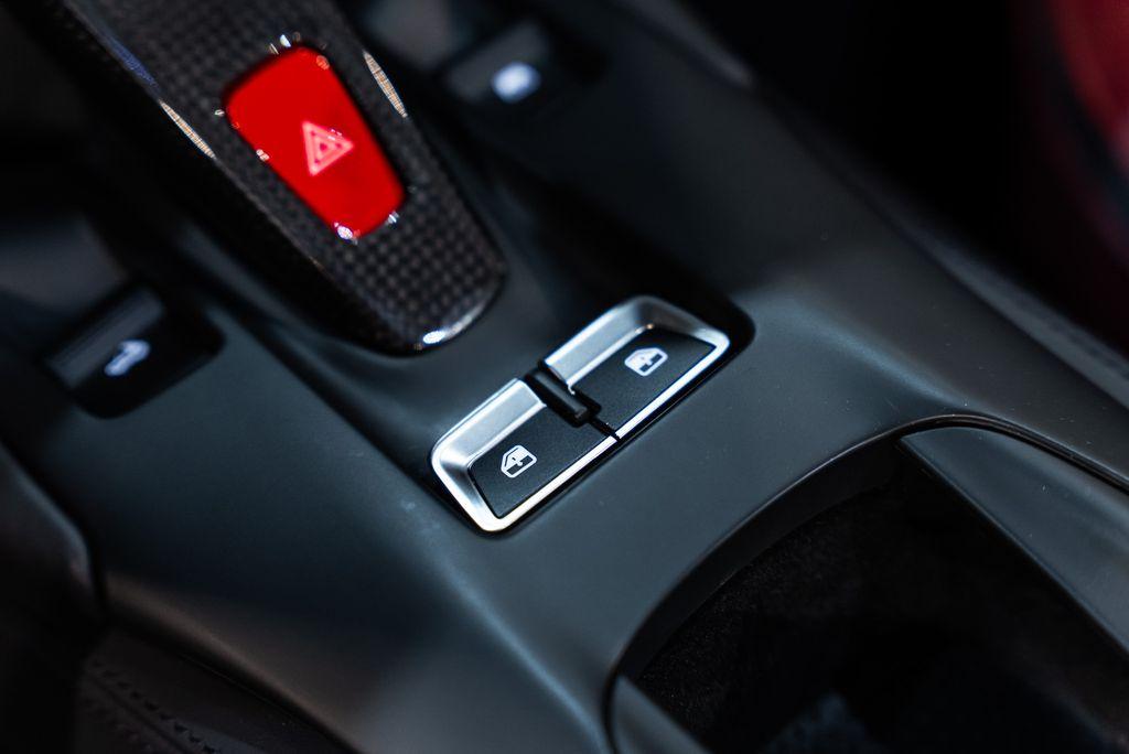 http://www.koenigseggchicago.com/galleria_images/163/163_p44_l.jpg