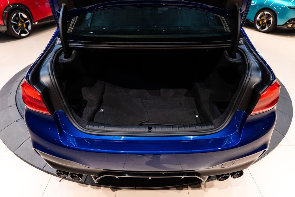 http://www.koenigseggchicago.com/galleria_images/165/165_p20_l.jpg