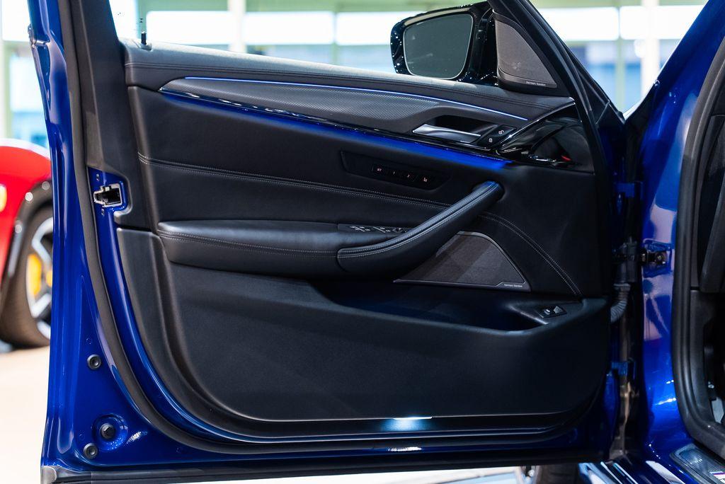 http://www.koenigseggchicago.com/galleria_images/165/165_p23_l.jpg
