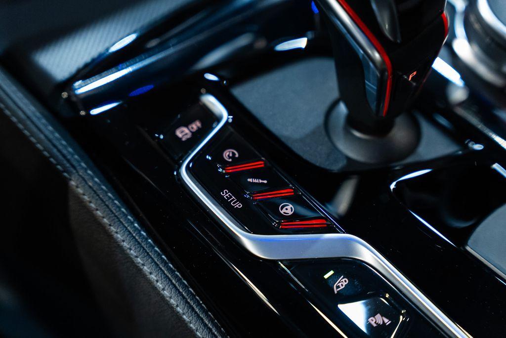 http://www.koenigseggchicago.com/galleria_images/165/165_p37_l.jpg