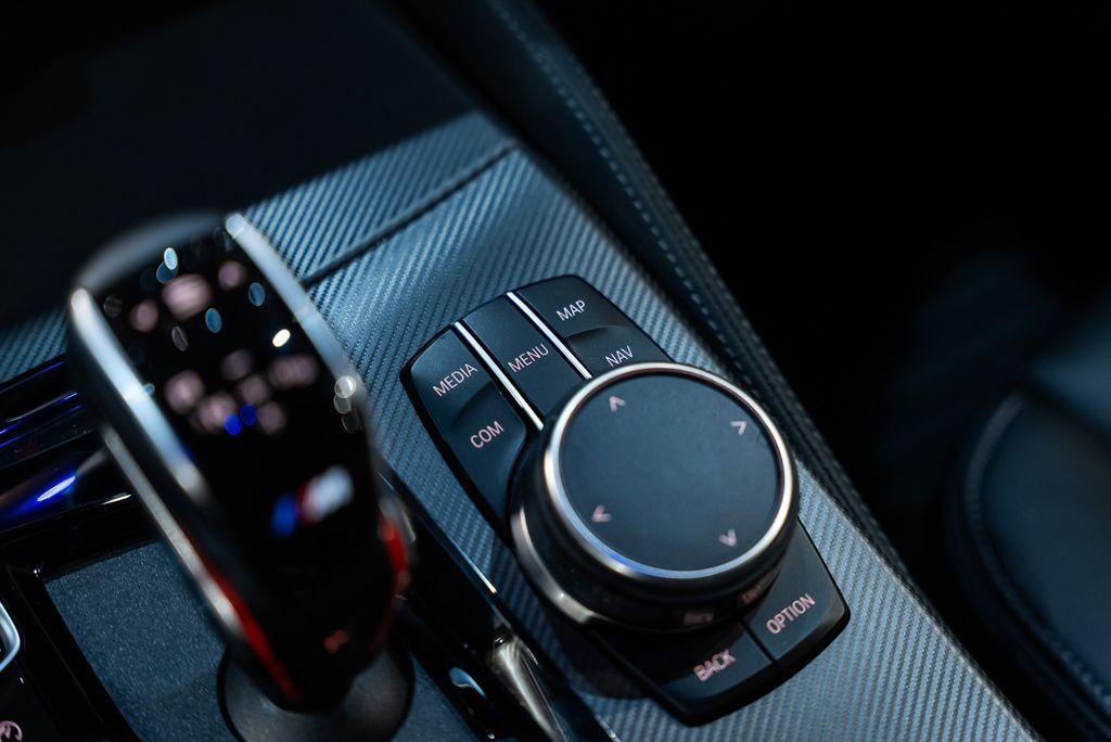 http://www.koenigseggchicago.com/galleria_images/165/165_p39_l.jpg