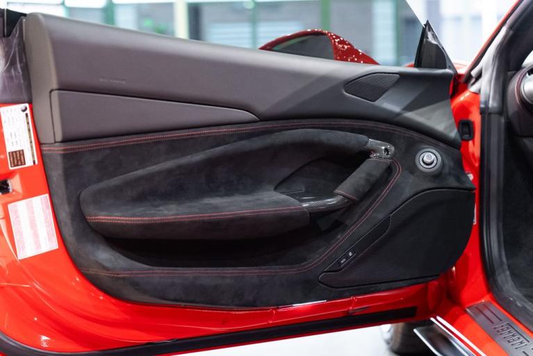 http://www.koenigseggchicago.com/galleria_images/166/166_p24_f.jpg