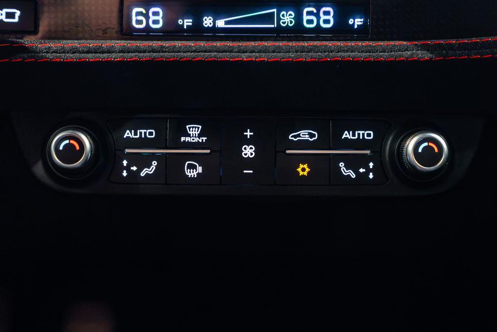 http://www.koenigseggchicago.com/galleria_images/166/166_p37_l.jpg
