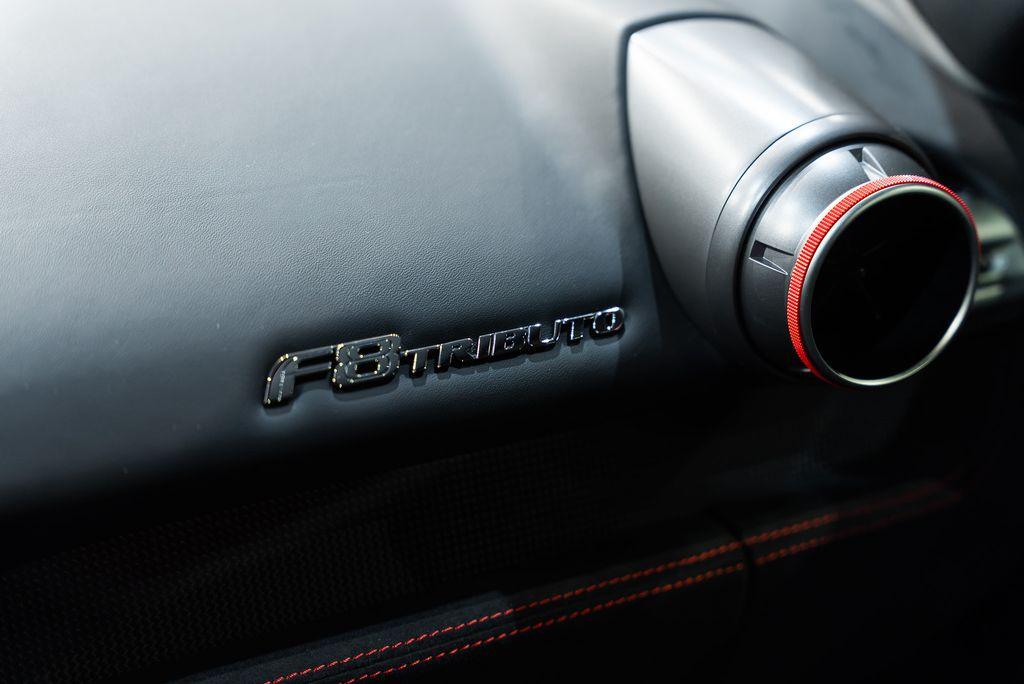 http://www.koenigseggchicago.com/galleria_images/166/166_p42_l.jpg