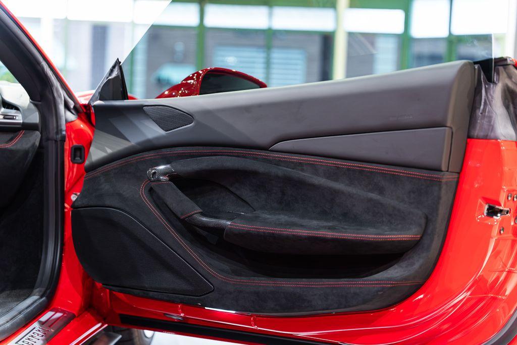 http://www.koenigseggchicago.com/galleria_images/166/166_p48_l.jpg