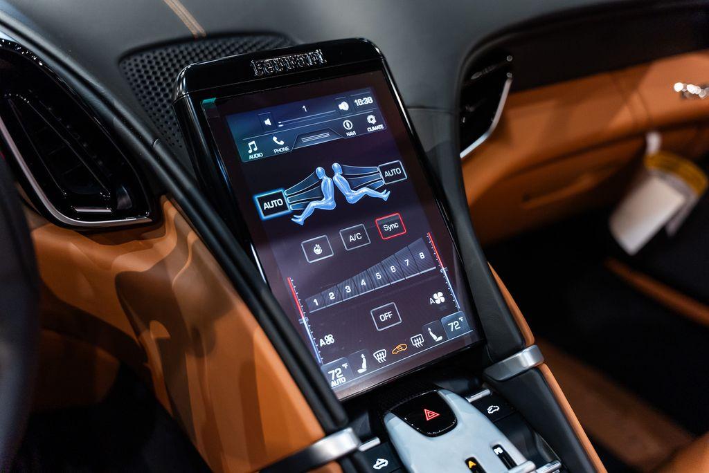 http://www.koenigseggchicago.com/galleria_images/167/167_p35_l.jpg