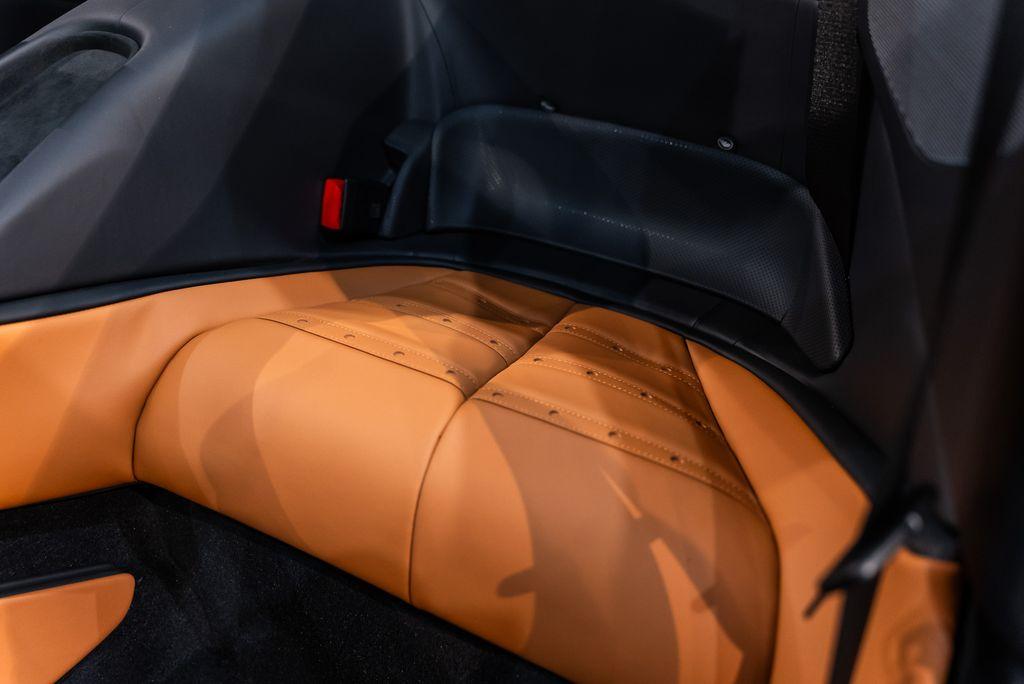 http://www.koenigseggchicago.com/galleria_images/167/167_p39_l.jpg