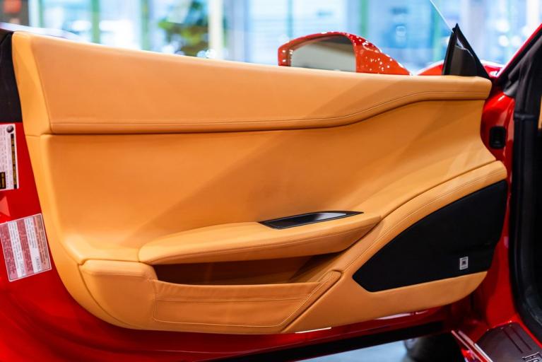 http://www.koenigseggchicago.com/galleria_images/169/169_p24_f.jpg