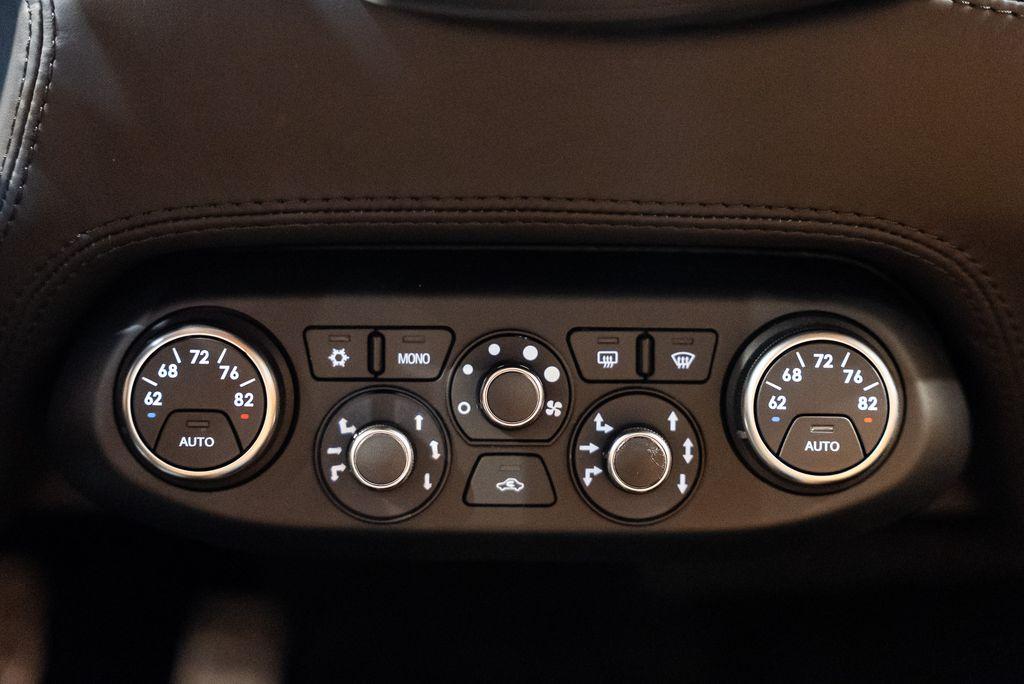 http://www.koenigseggchicago.com/galleria_images/169/169_p38_l.jpg