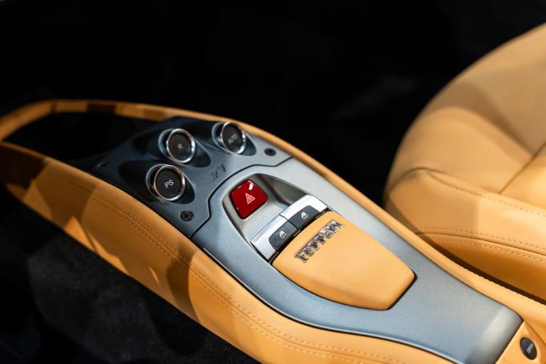 http://www.koenigseggchicago.com/galleria_images/169/169_p43_f.jpg
