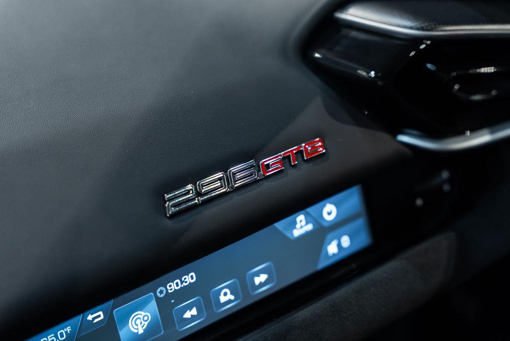 http://www.koenigseggchicago.com/galleria_images/171/171_p38_l.jpg