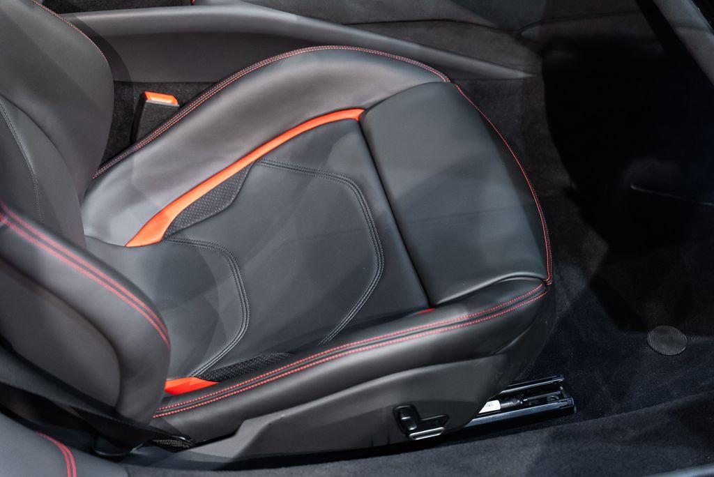 http://www.koenigseggchicago.com/galleria_images/171/171_p42_l.jpg