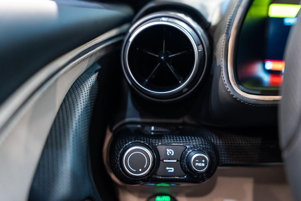 http://www.koenigseggchicago.com/galleria_images/172/172_p36_l.jpg